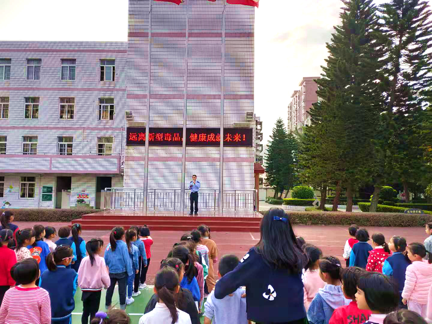 福清玉屏街道派出所入校開(kāi)展禁毒宣傳活動(dòng)