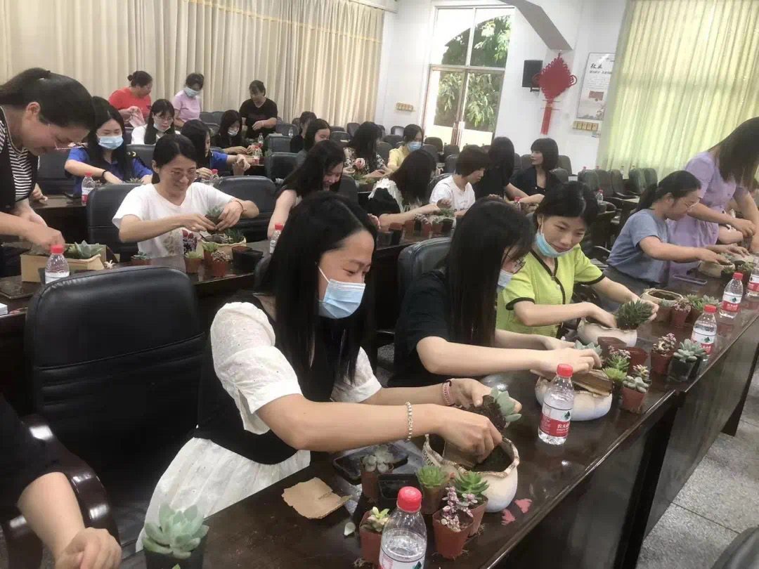 港頭鎮(zhèn)綜合文化站開展微盆景制作活動