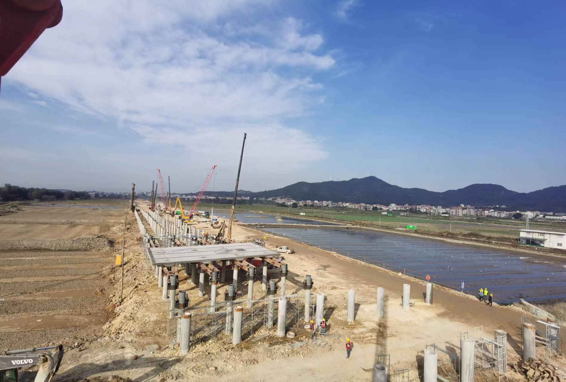 國(guó)道G324新厝雙嶼至大沃段公路樁板橋首梁順利吊裝