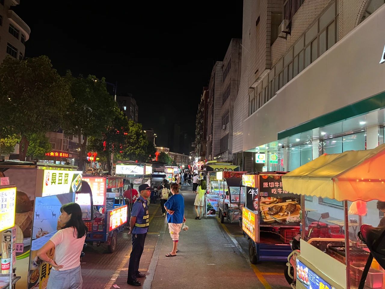 市城管局海口執法中隊:規范夜市管理 共建文明城市