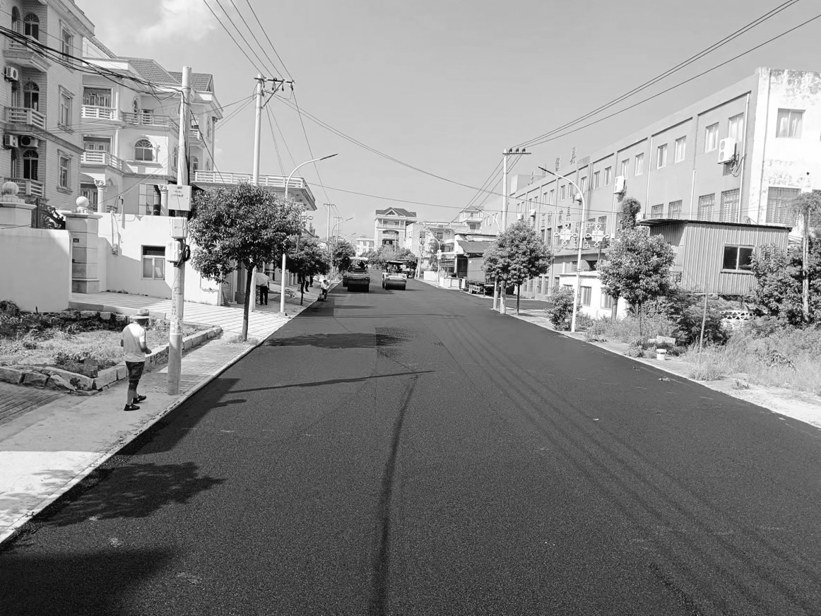 江鏡鎮(zhèn)完成6條道路“白改黑”
