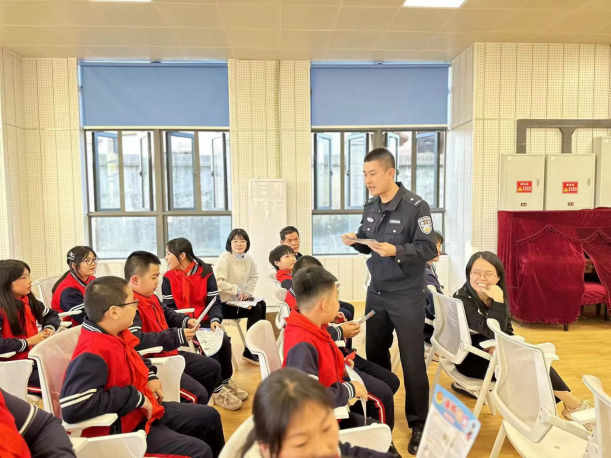 福清市公安局宏路派出所開展“網(wǎng)絡辟謠進校園”主題宣傳活動