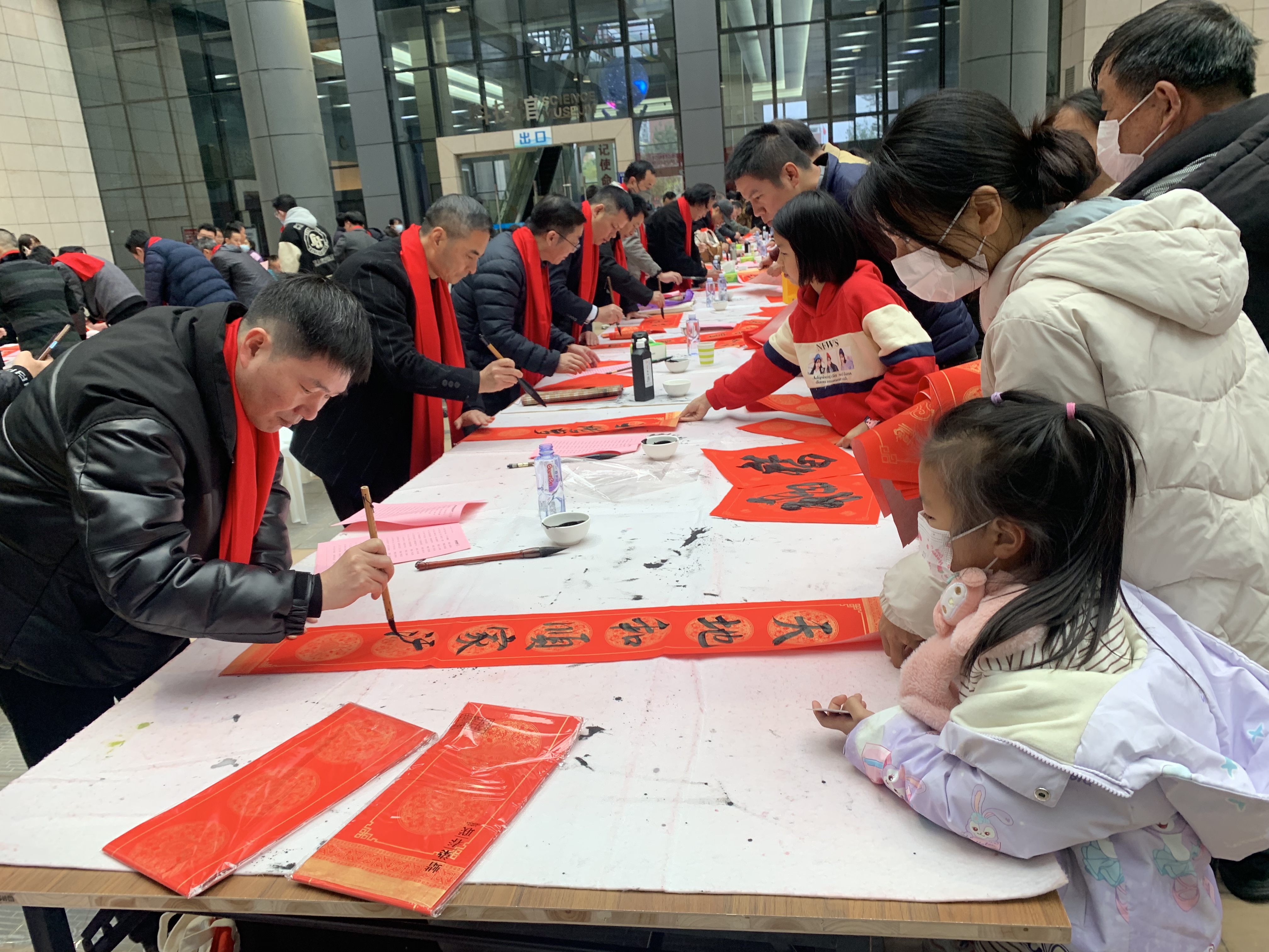 我市多部門聯(lián)合舉辦義務(wù)寫春聯(lián)活動