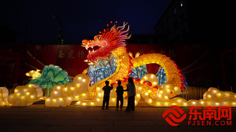 2024年元宵燈會游客正在觀賞玉屏街道花燈（東南網(wǎng)福清頻道記者 吳德城 攝）